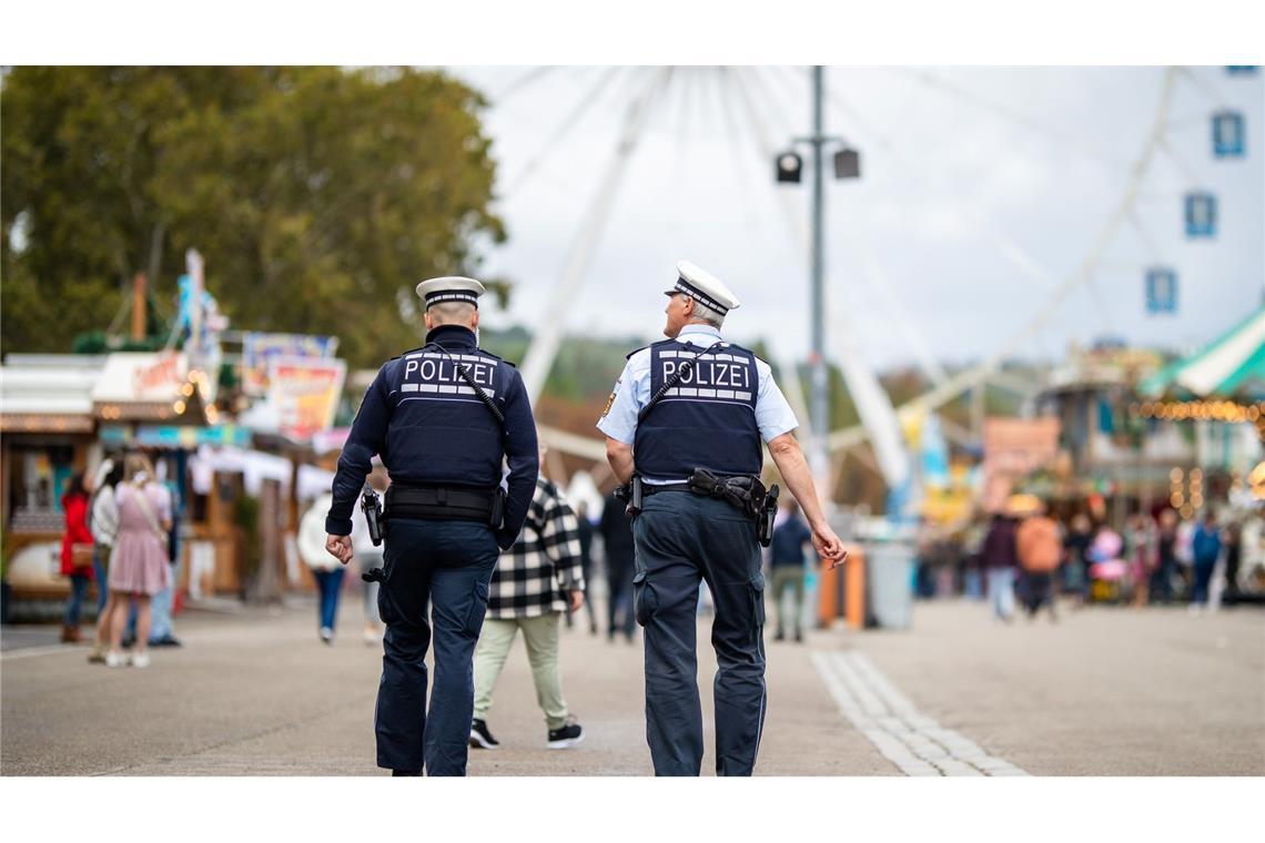 Hunderte Polizeibeamte sichern das Volksfest.