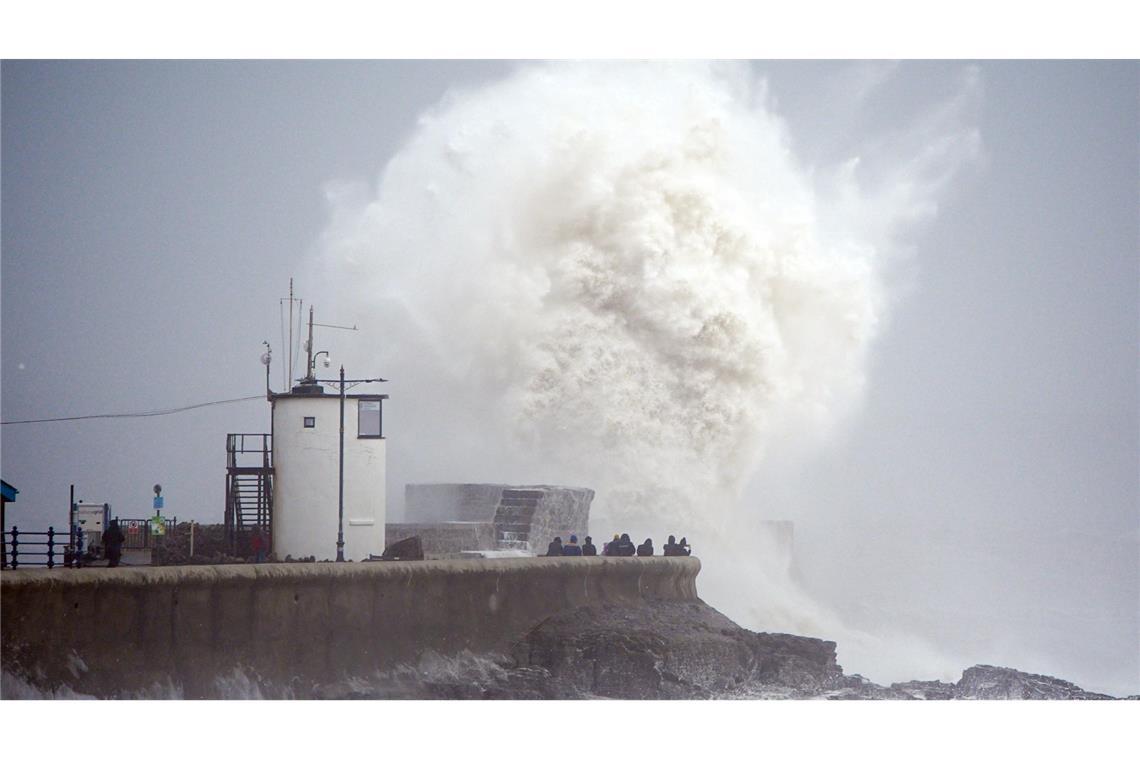 Hunderttausende Menschen waren in Irland vorübergehend ohne Strom.