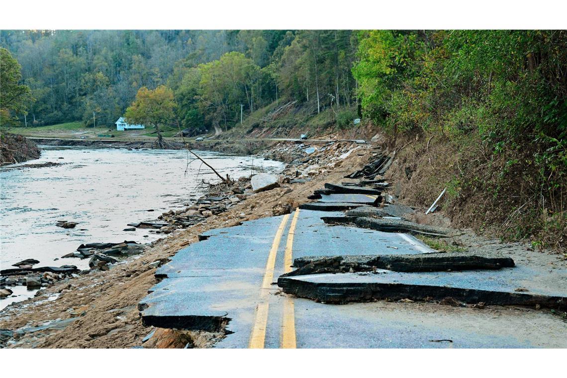 Hurrikan „Helene“ hat eine Schneise der Verwüstung durch die USA geschlagen und die   Infrastruktur mancherorts völlig zerstört, wie hier in North Carolina.