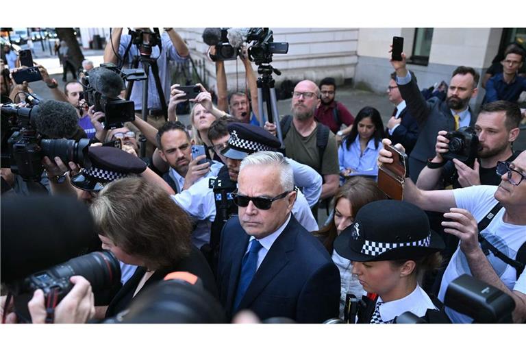 Huw Edwards (Mitte mit Sonnenbrille) verlässt – umringt von Kameraleuten – ein Gerichtsgebäude in London.