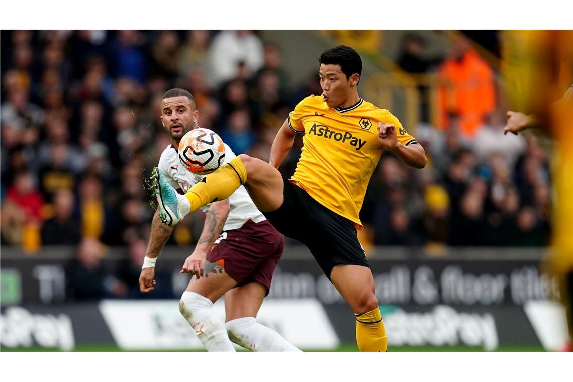 Hwang Hee-Chan (r) von Wolverhampton Wanderers soll diskriminierend beleidigt worden sein.