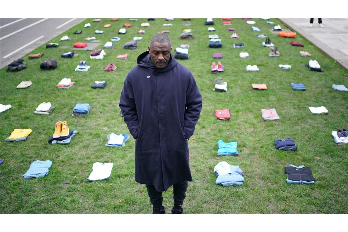 Idris Elba protestierte vor dem Parlament für schärfere Regeln.