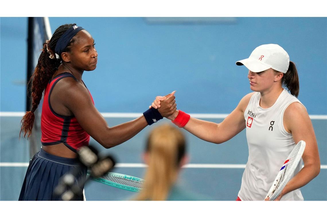 Iga Swiatek (r) gratuliert Coco Gauff (l) - das US-Team sichert sich den Titel im United Cup.