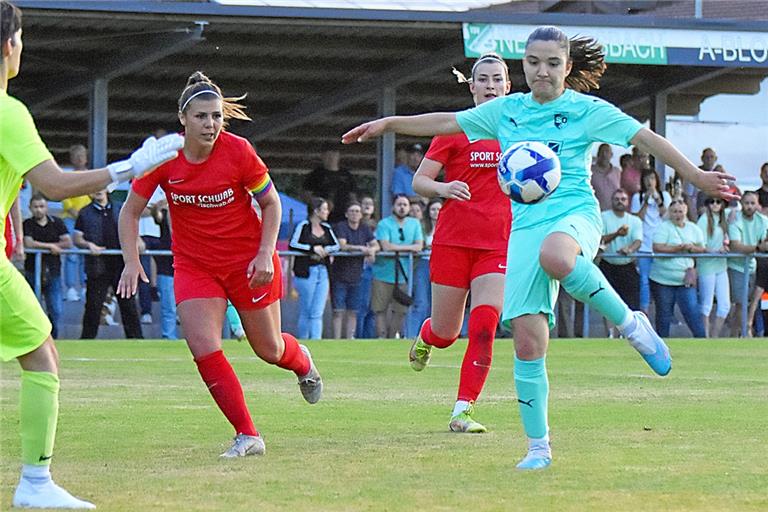 Ilirjana Musliu (beim Schuss) von der SGM Oppenweiler/Sulzbach hat schon in der B-Juniorinnen-Bundesliga gespielt. Foto: Tobias Sellmaier