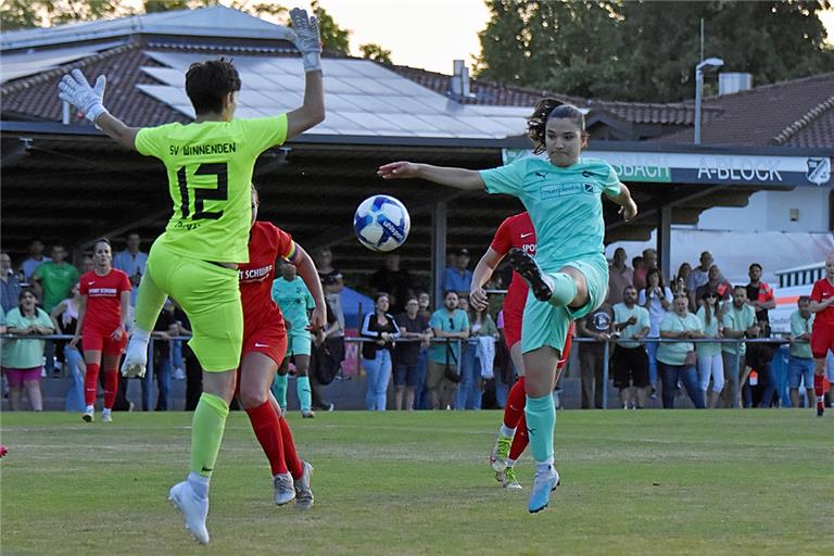 Ilirjana Musliu erzielt im Pokalfinale das 2:0 für die SGM. 800 Zuschauer beweisen das hohe Interesse am Frauenfußball. Foto: Tobias Sellmaier