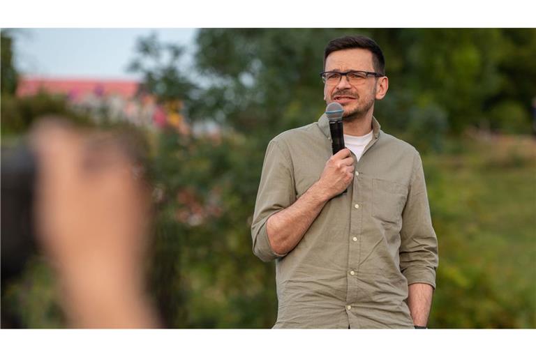 Ilja Jaschin bei einer Veranstaltung im Berliner Mauerpark kurz nach seiner Freilassung. Dort betonte er seine Solidarität mit der Ukraine. (Archivbild)