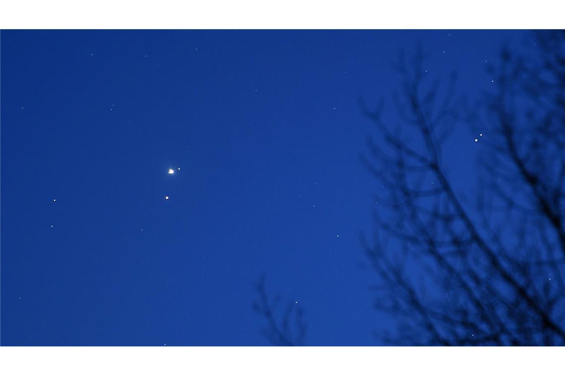 ILLUSTRATION - Jupiter und Mars am Nachthimmel