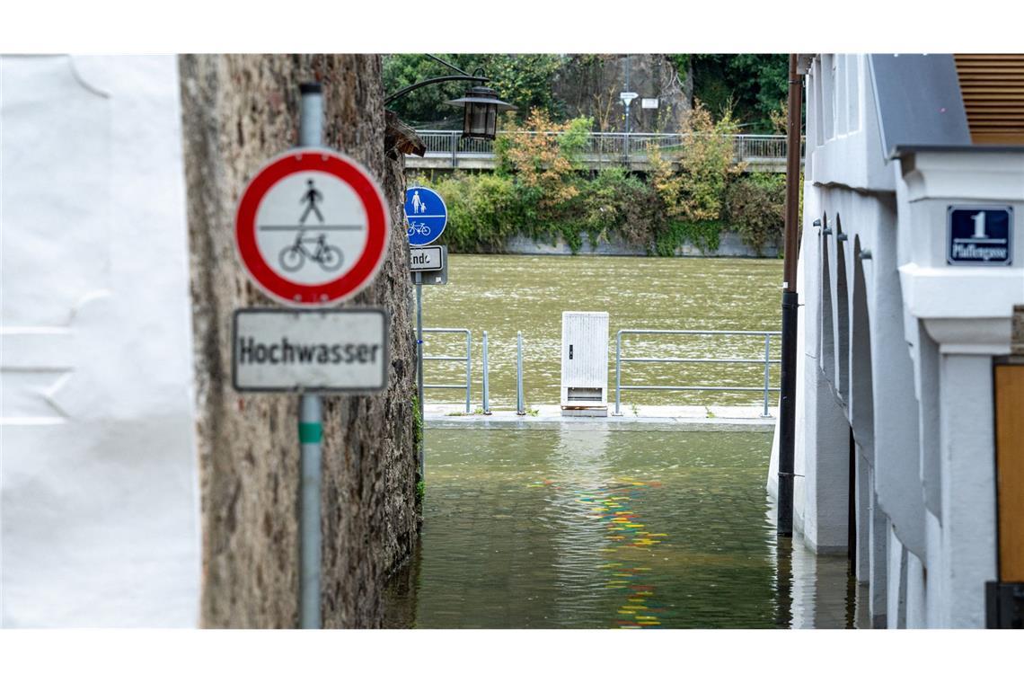 Im bayerischen Passau ist eine Uferpromenade entlang der Donau überflutet.