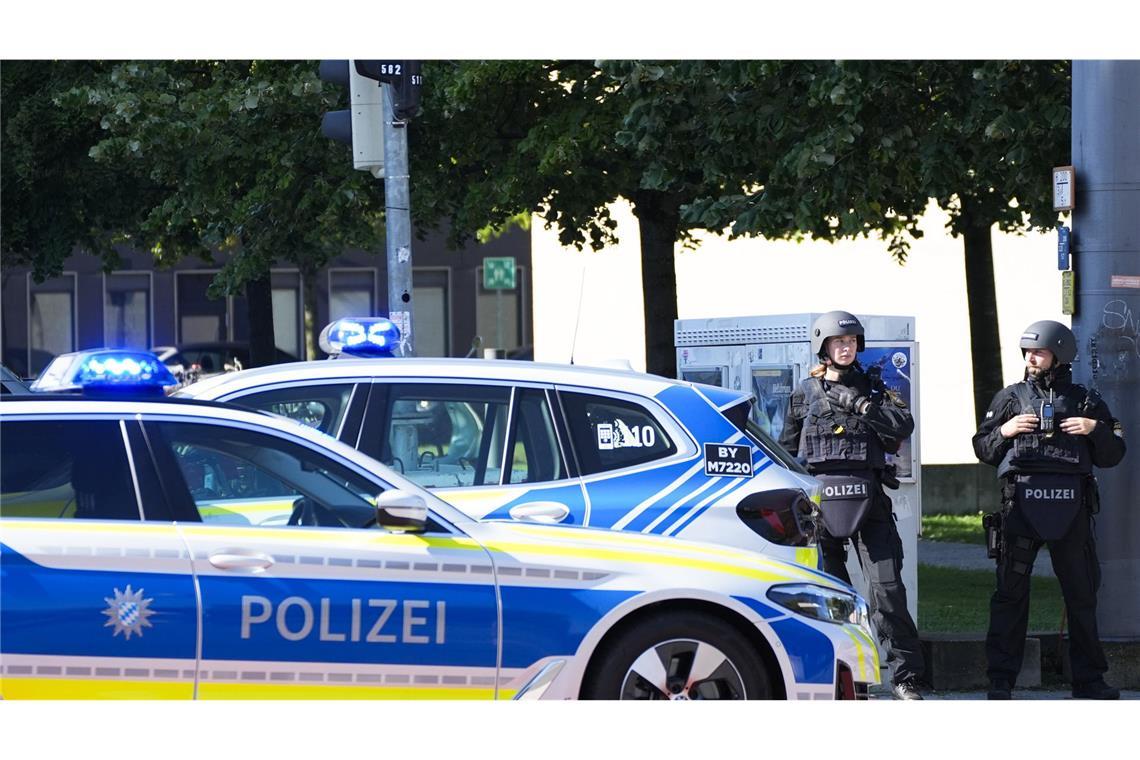 „Im Bereich Karolinenplatz kam es zu Schussabgaben durch polizeiliche Einsatzkräfte auf eine verdächtige Person, die Person wurde hierbei getroffen“, schrieb die Polizei auf dem Kurznachrichtendienst X.