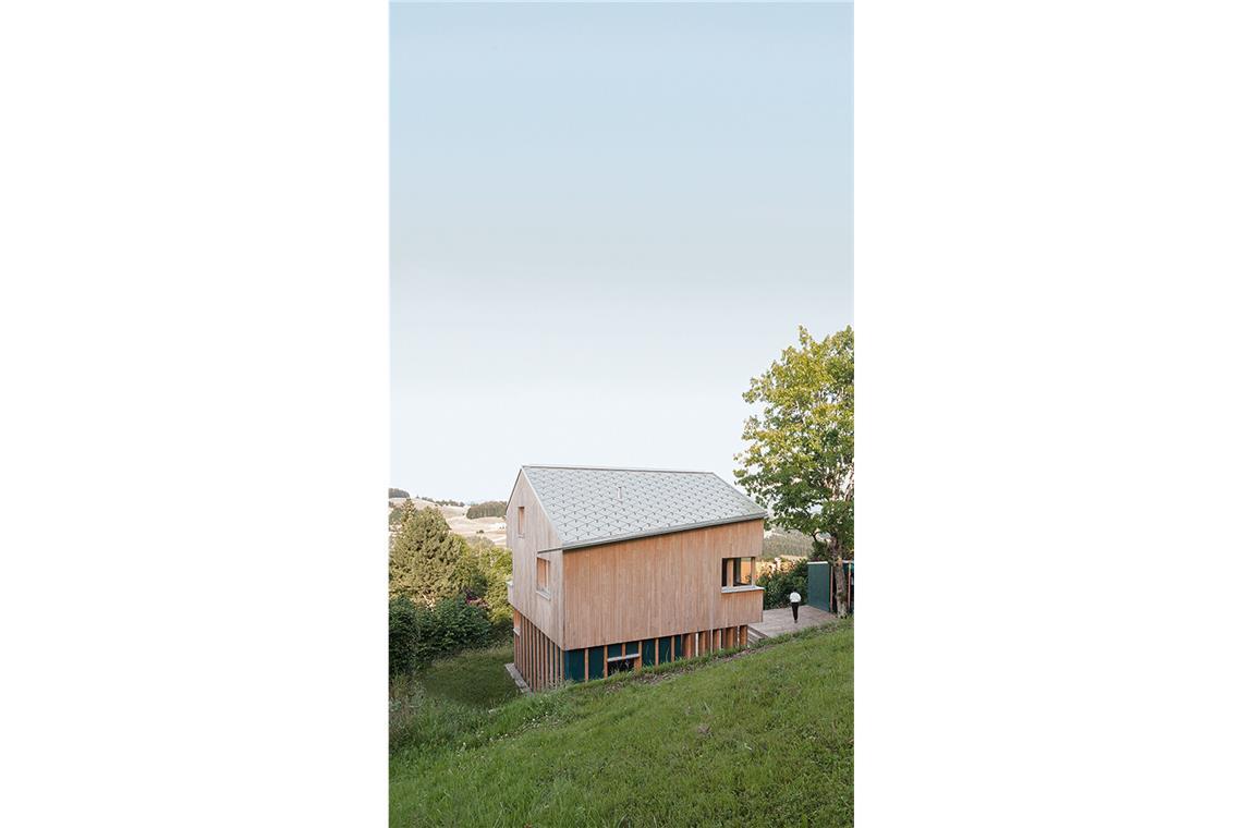 Im Buch aufgenommen ist dieses Wohnhaus im Allgäu, entworfen von den Stuttgarter Architekten Katja Knaus und Benedikt Bosch von Yonder Architektur und Design.