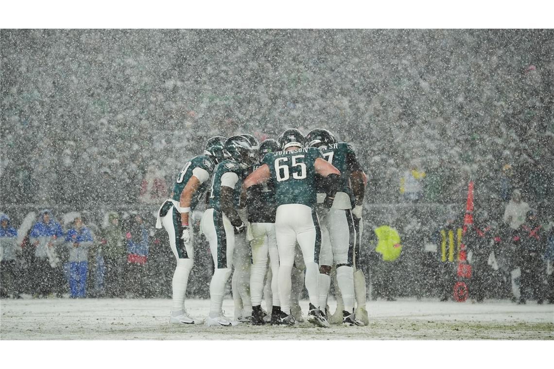 Im dichten Schneetreiben setzten sich die Eagles gegen die Los Angeles Rams durch.