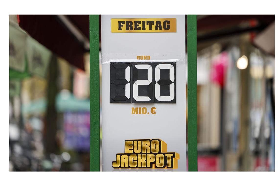 Im Eurojackpot geht es bei der Ziehung der Gewinnzahlen am Freitag weiter um 120 Millionen Euro. Nach 18 Ziehungen ohne Hauptgewinn ist damit weiterhin die Einstellung des deutschen Gewinnrekordes im Lotto möglich.