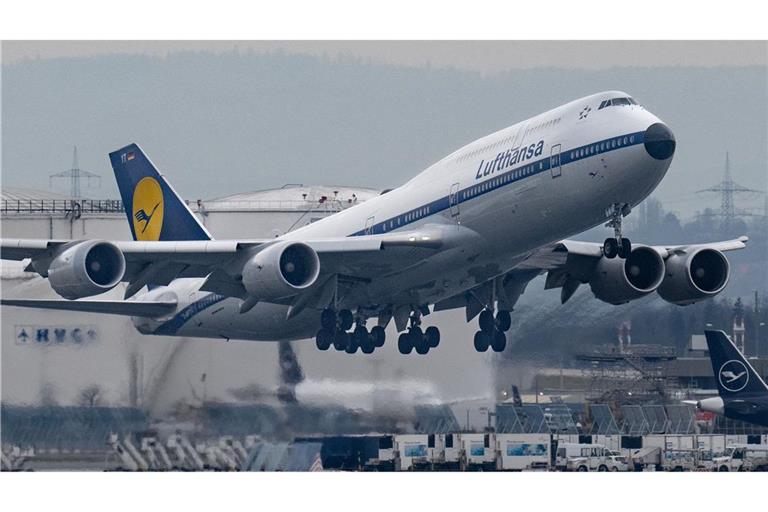 Im Ferienreiseverkehr am Frankfurter Flughafen kann es am Dienstag noch zu Verspätungen und Flugausfällen kommen.(Symbolbild)