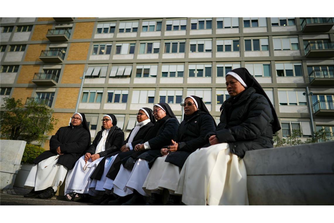 Im Gemelli-Krankenhaus von Rom, wo Nonnen beten, wird Papst Franziskus seit zwei Wochen stationär behandelt.