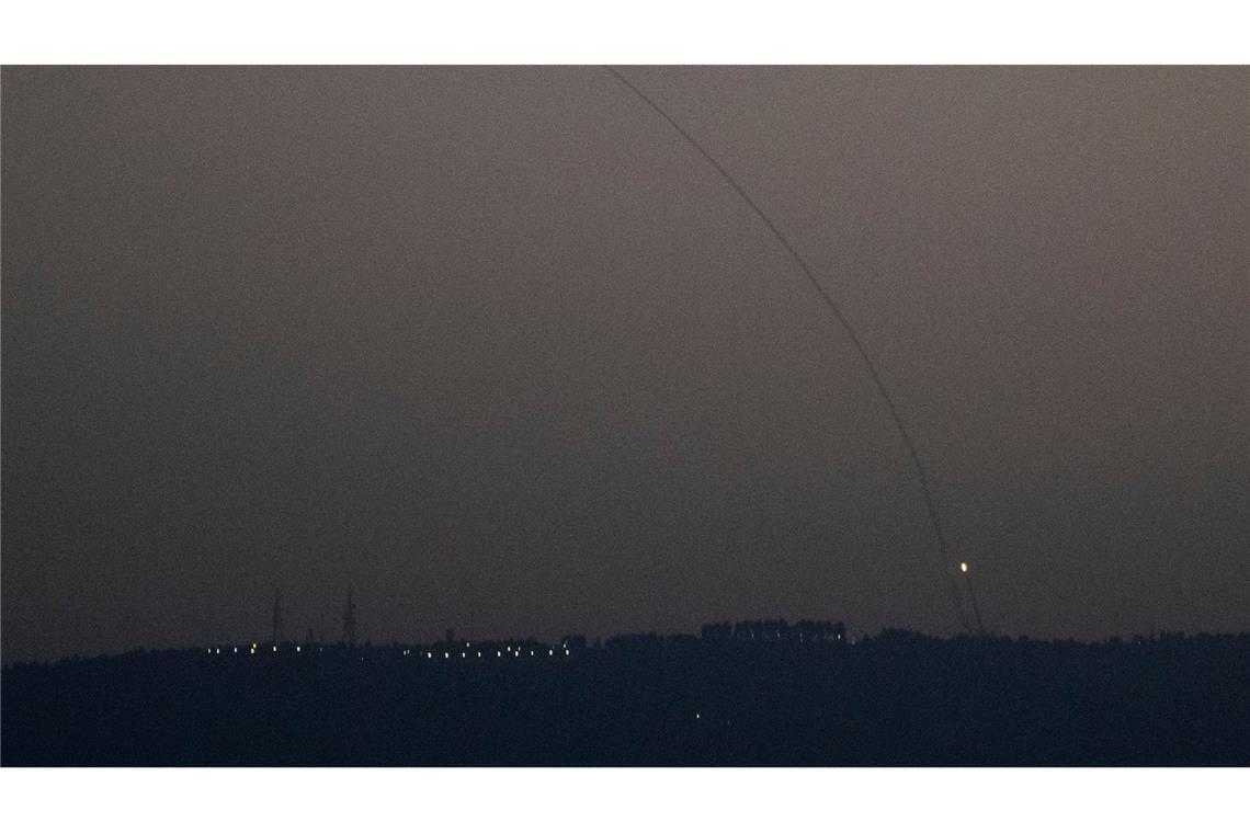 Im Großraum der israelischen Küstenmetropole Tel Aviv wurden fünf Menschen durch einen Raketenangriff der proiranischen Hisbollah-Miliz aus dem Libanon verletzt. (Archivbild)