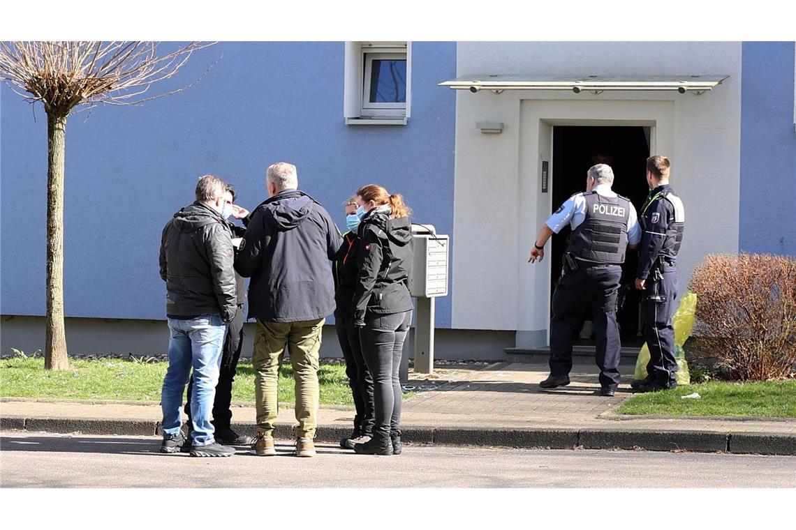 Im Hausflur vor seiner Wohnungstür soll der mutmaßliche Messerangreifer von der Polizei erschossen worden sein.