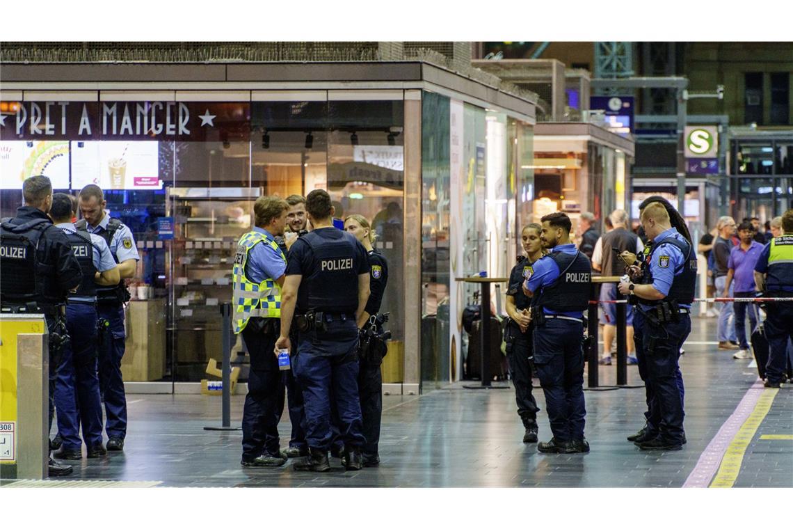 Im Inneren des Bahnhofs sperrten etliche Einsatzkräfte den Tatort ab.