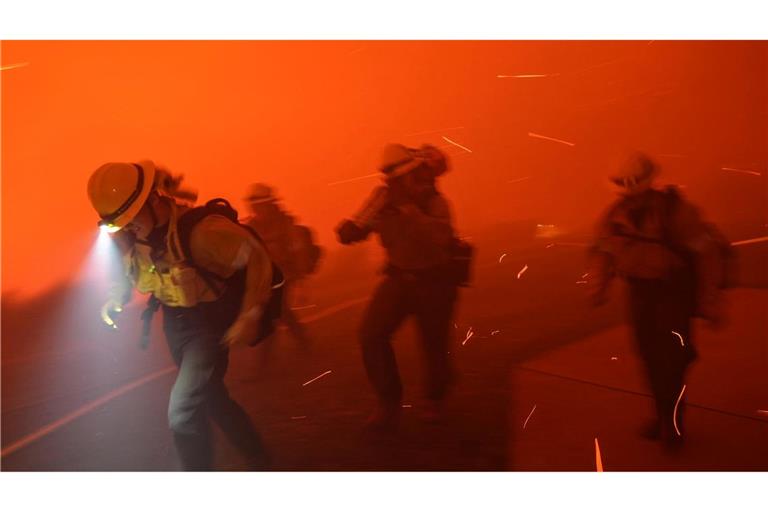 Im kalifornischen Malibu kämpft die Feuerwehr gegen einen rasch wachsenden Waldbrand.