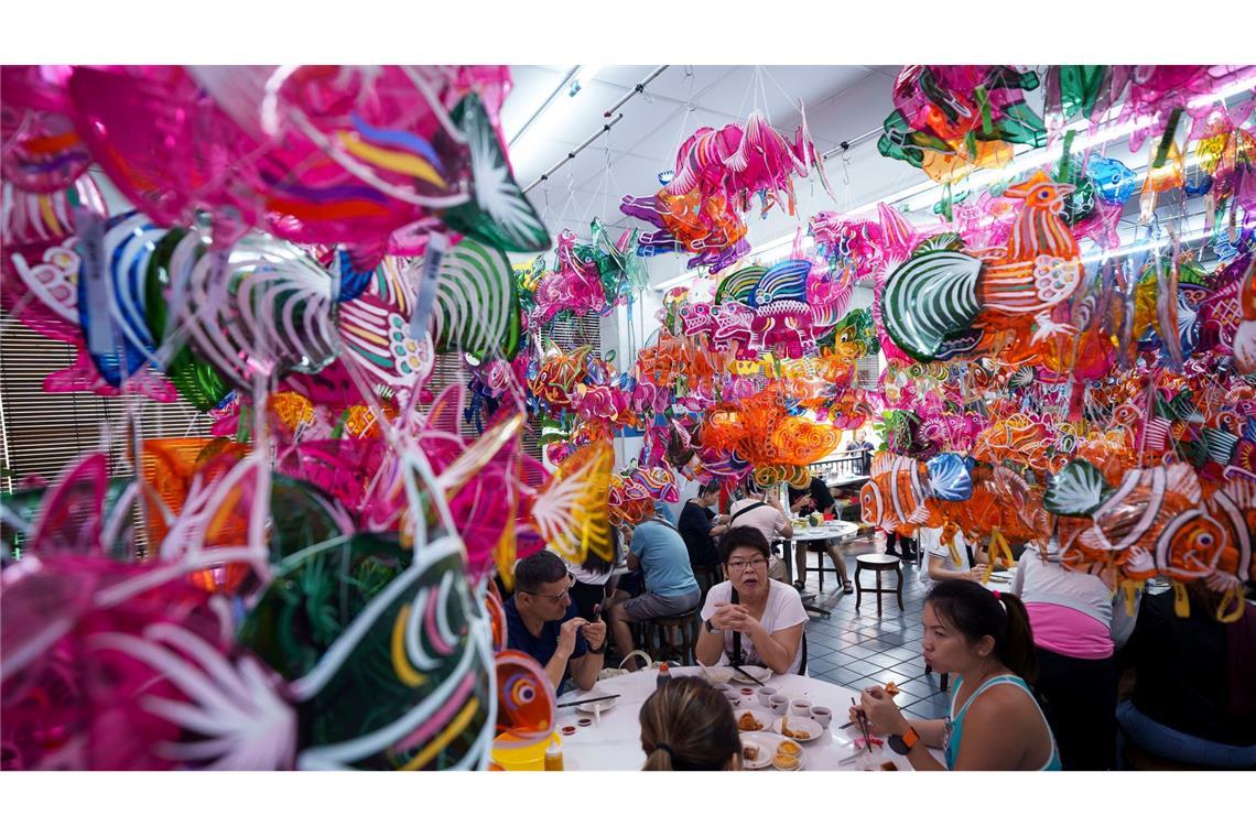 Im Rahmen der Feierlichkeiten zum bevorstehenden Mittherbstfest (Mondfest) genießen Gäste ihr Essen unter chinesischen Laternen in einem Restaurant in Malaysia.