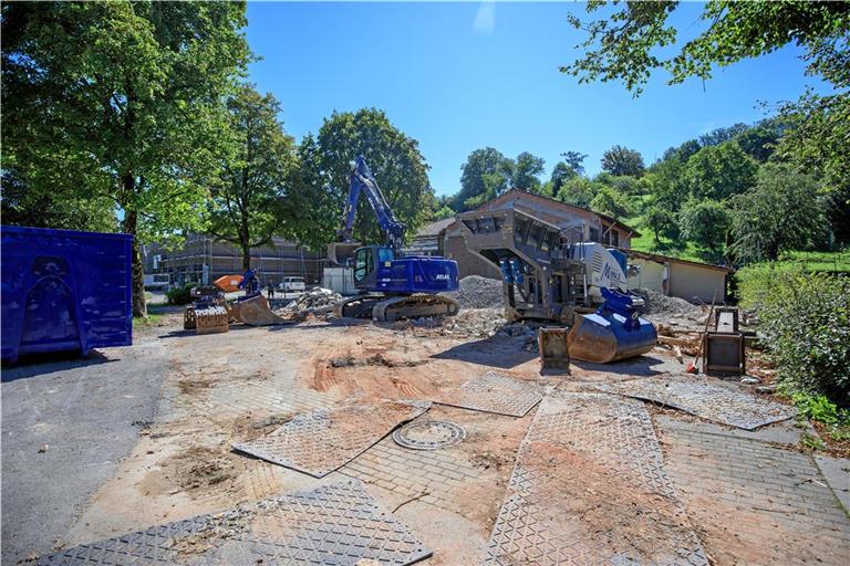 Im Rat wurde auch diskutiert, ob der Abriss der alten Turnhalle nicht hätte später erfolgen können. Foto: Stefan Bossow