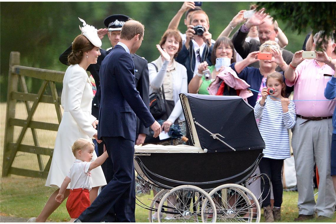 Im roten Höschen kam Prinz George zur Taufe seiner kleinen Schwester Charlotte.