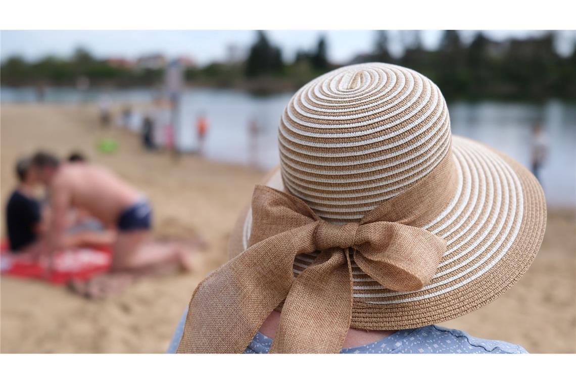 Im Sommer schützen Haare die Kopfhaut vor Sonnenstrahlen. Allerdings sind auch die Haare selbst anfällig für Schäden. Ein altbekanntes Mittel: Der Sonnenhut. (Symbolbild)