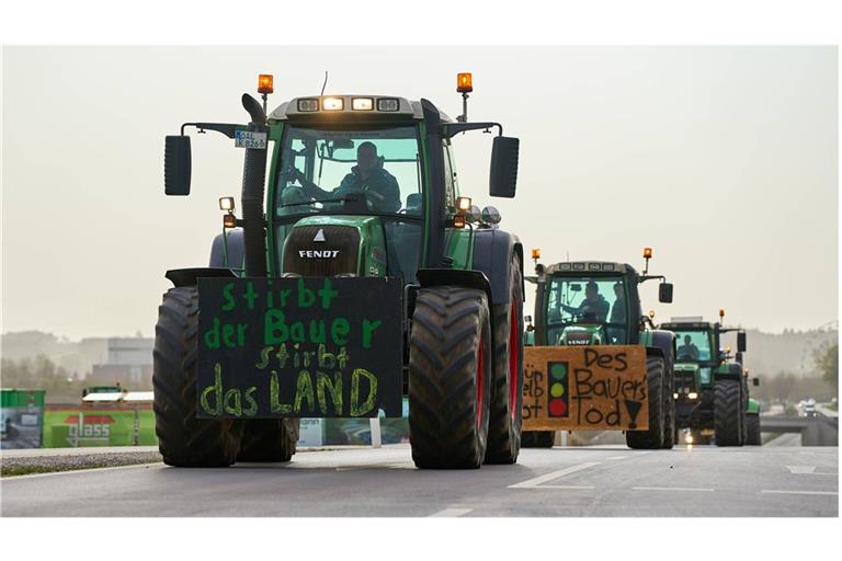 Im vergangenen Winter rollten verärgerte Landwirte wie hier im Allgäu  in Tausenden Traktoren über Europas Straßen.