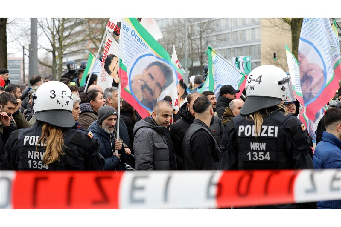 Immer wieder gibt es auch in Deutschland Demonstrationen, auf denen die Freilassung Öcalans gefordert wird, wie hier im Februar in Köln. (Archivbild)