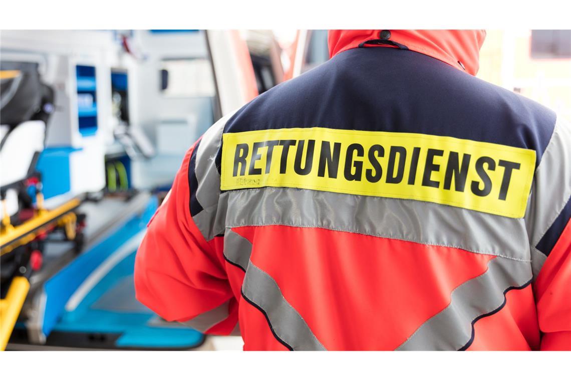 In 66 Jahre alter Arbeiter ist in Graben-Neudorf (Landkreis Karlsruhe) schwer verletzt worden, als er einem auf ihn zurollenden Anhänger auswich.(Symbolbild)