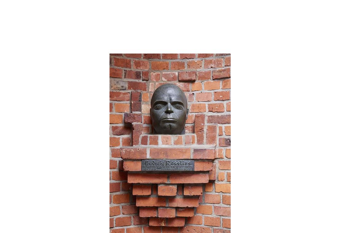 In Auftrag gegeben hatte die Böttcherstraße der Bremer Kaufmann  und Kaffeefabrikant Ludwig Roselius  – hier eine Roselius-Skulptur in the Böttcherstraße in Bremen.