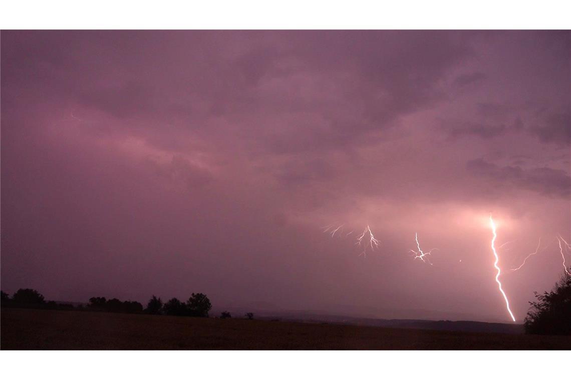 In Baden-Württemberg werden am Donnerstag weitere Gewitter erwartet. So sah der Himmel am Mittwoch über Filderstadt aus.