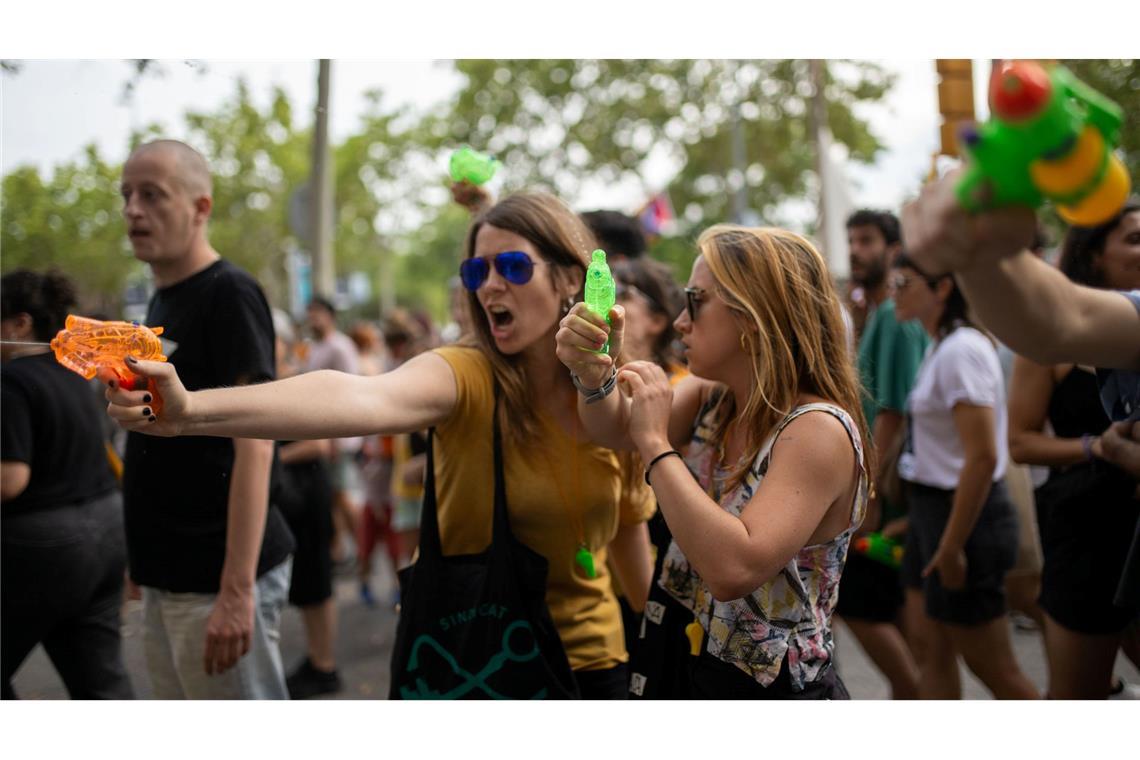 In Barcelona bekamen Urlauber in Straßencafés eine unerbetene Abkühlung aus Wasserpistolen der Demonstranten.