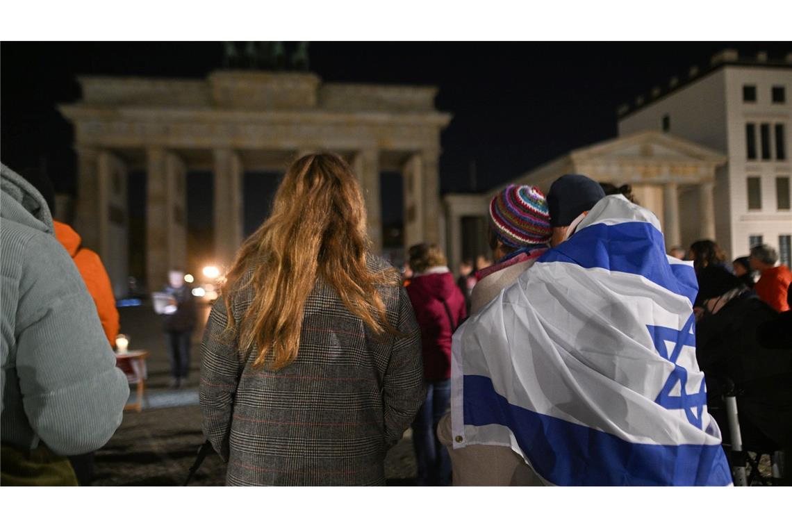 In Berlin begann das Gedenken an die Opfer des Überfalls bereits am frühen Morgen am Brandenburger Tor.