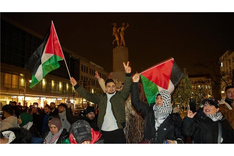 In Berlin feierten zahlreiche Menschen die vereinbarte Waffenruhe zwischen Israel und der Hamas.