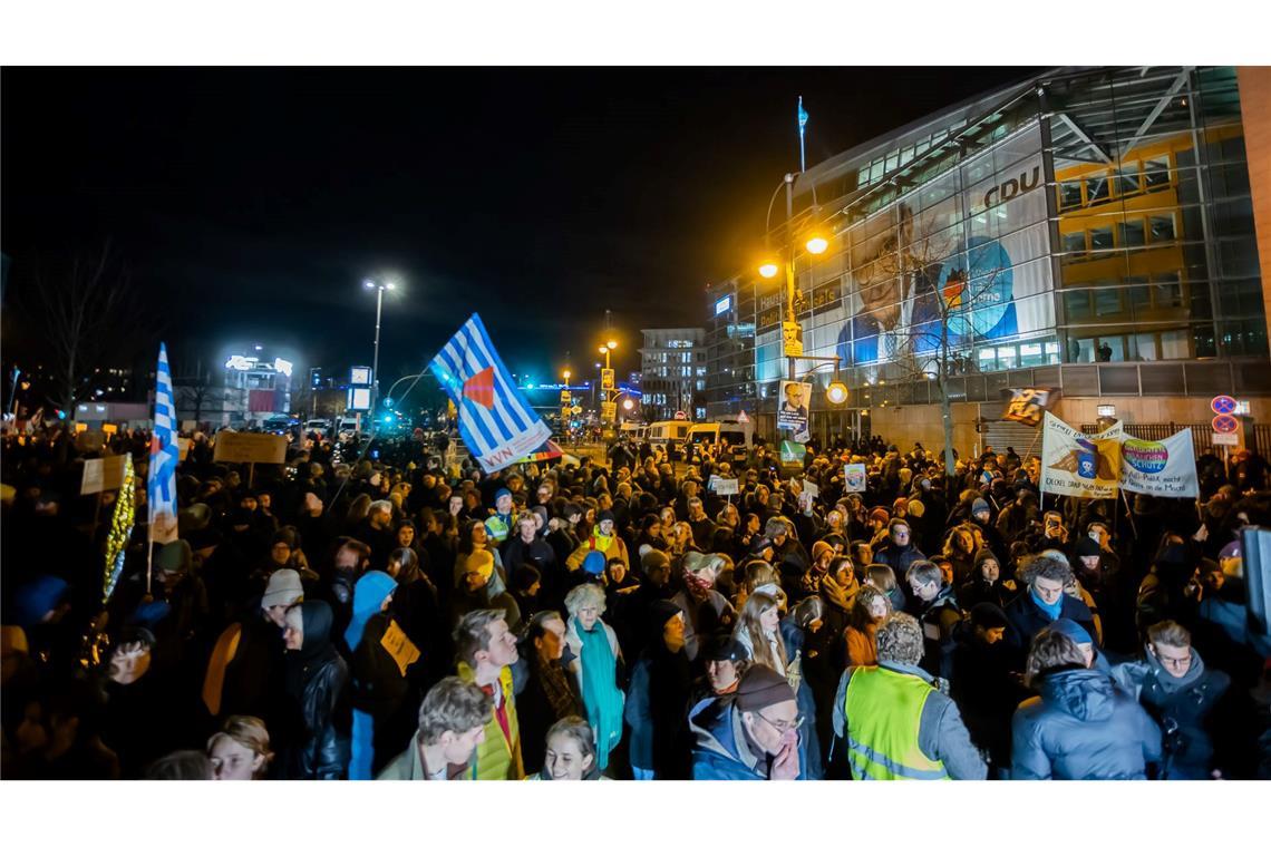 In Berlin versammeln sich Menschen vor der CDU-Zentrale.