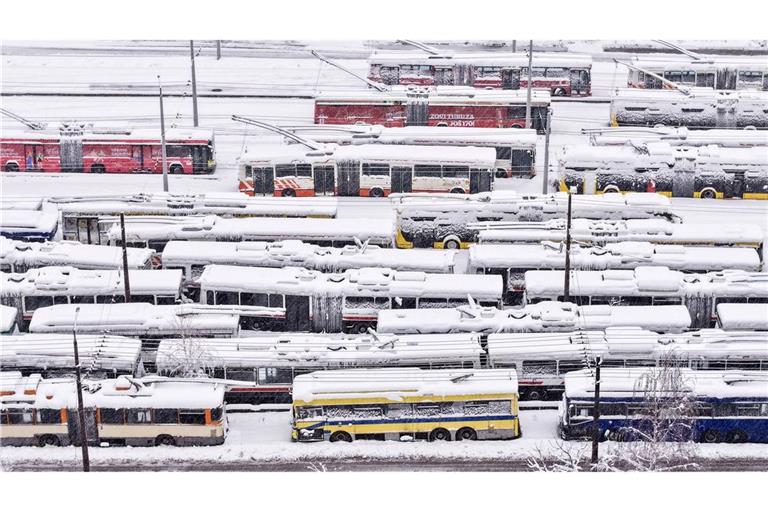 In Bosnien-Herzegowina und in Kroatien behindern Sturm und Schnee den Verkehr. Viele Fernstraßenabschnitte sind für den Verkehr gesperrt.