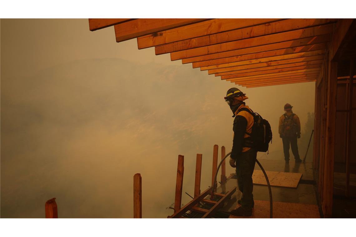 In den kommenden Tagen werden stärkere Winde erwartet, die die Flammen neu anfachen könnten.