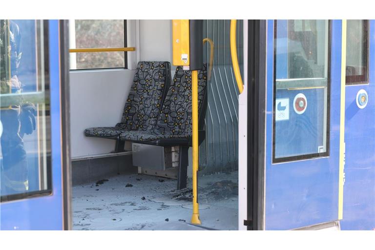 In der fahrenden Straßenbahn soll der tatverdächtige Ehemann des Opfers die Frau mit einer brennbaren Flüssigkeit überschüttet und dann angezündet haben.