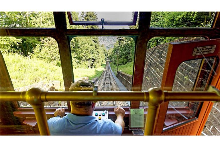 In der Heidelberger Bergbahn geht es steil bergab.