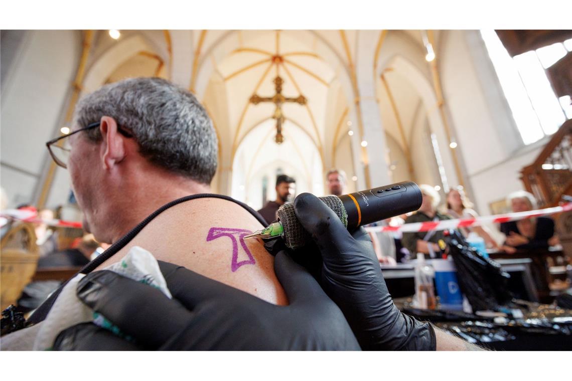 In der Johanniskirche in Osnabrück werden kostenlose Tattoos angeboten.