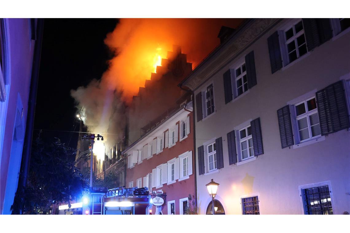 In der Konstanzer Altstadt bricht in der Nacht ein Feuer aus.