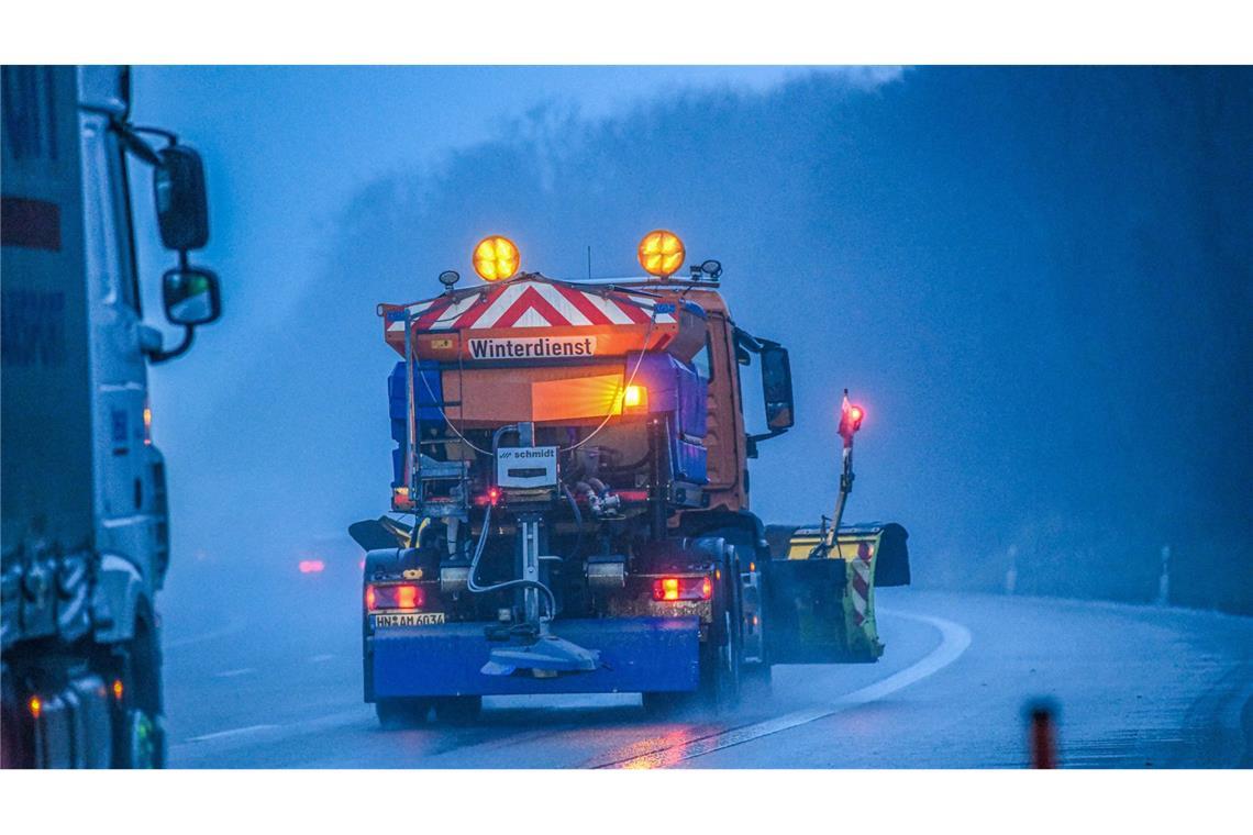 In der Nacht zum Mittwoch müssen sich Verkehrsteilnehmer in Baden-Württemberg auf glatte Straßen einstellen. (Archivbild)