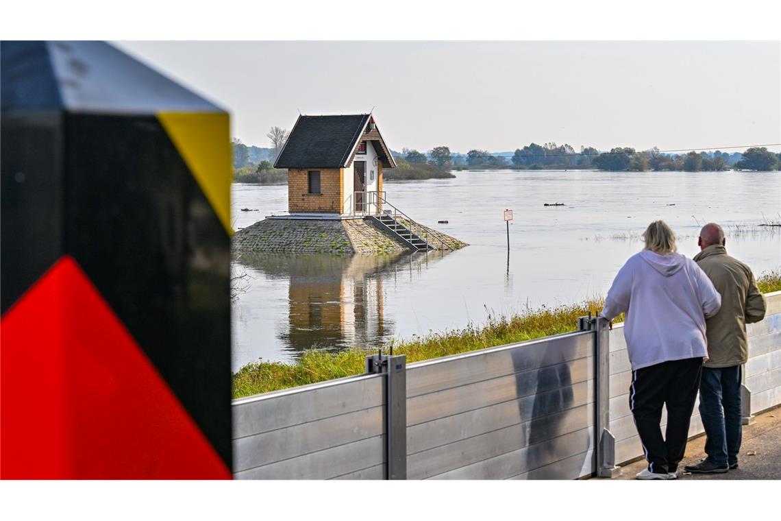 In der Nähe des Pegelhauses in Ratzdorf in Brandenburg, wo die Flüsse Neiße und Oder zusammenfließen, wurde eine mobile Mauer gegen Hochwasser aufgebaut