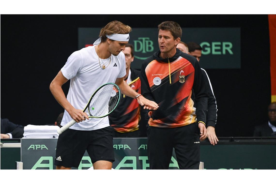 In der Qualifikationsrunde gibt der deutsche Teamchef Michale Kohlmann (rechts) Zverev gute Wünsche mit ins Spiel.