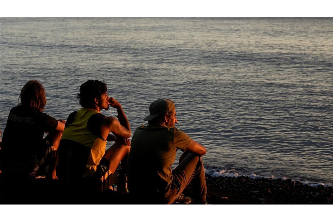 In der Ruhe liegt die Kraft - Der Brasilianer Gabriel Medina (M) sieht sich mit seinen Teamkollegen den Sonnenuntergang vor der letzten Runde des Surfwettbewerbs bei den Olympischen Spielen an.