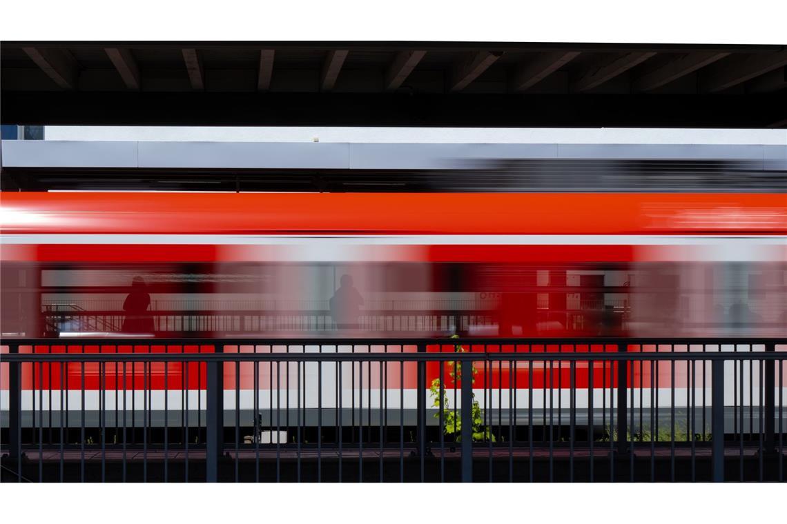 In der S-Bahn in Richtung Herrenberg soll es zur Auseinandersetzung gekommen sein. (Symbolfoto)