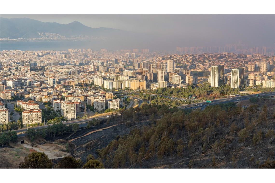 In der türkischen Küstenstadt Izmir kämpfen die Einsatzkräfte weiter gegen Waldbrände.