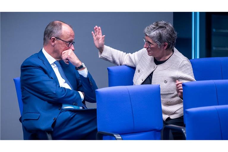 In der vergangenen Woche sprach Friedrich Merz, CDU Bundesvorsitzender und CDU/CSU Fraktionsvorsitzender in den hinteren Sitzreihen im Bundestag mit Britta Haßelmann, Co-Vorsitzende der Fraktion von Bündnis 90/Die Grünen. (Archivbild)