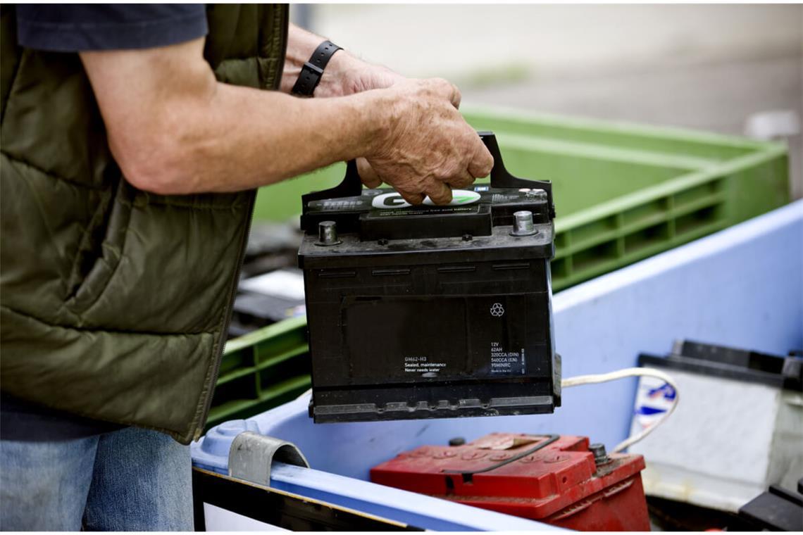 In diesem Artikel zeigen wir Ihnen, welche Möglichkeiten es gibt, Ihre Autobatterie zu entsorgen.