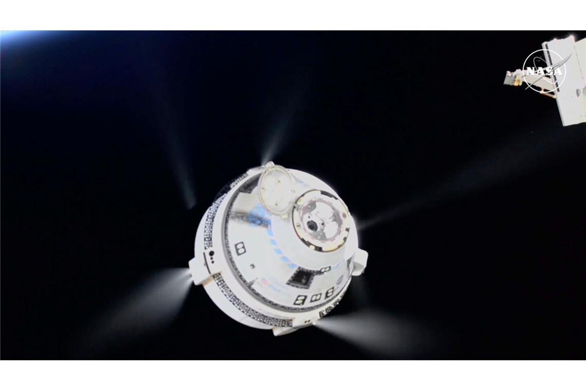 In diesem Bild von der NASA zündet die unbemannte Boeing Starliner-Kapsel ihre Triebwerke, als sie sich von der Internationalen Raumstation entfernt.